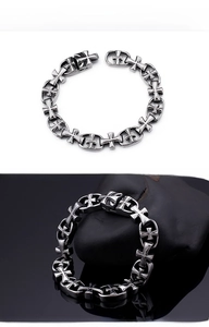 Détail du bracelet en acier inoxydable avec maillons en croix et finition industrielle
