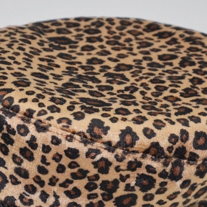 Nahaufnahme der Leopardenmuster-Wollstruktur und feinen Nähte an der flachen Wintermütze