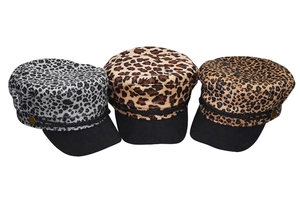Drei Leoparden-Military-Caps in Grau, Braun und Dunkel mit schwarzem Schirm und Metalldetails