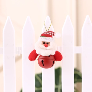 Gros plan d'une suspension Père Noël avec clochette en métal rouge sur clôture