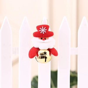 Détail de suspension Père Noël avec bonnet en peluche rouge et grelot étoile doré