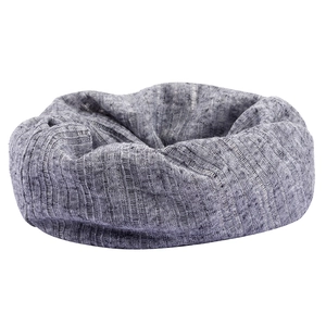 Detalle del tejido de punto acanalado gris de este gorro transpirable de estilo slouchy