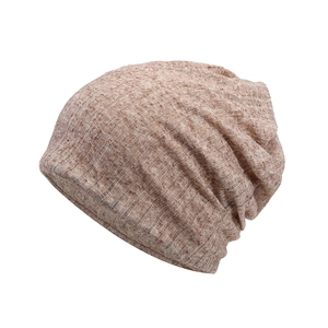 Primer plano de la textura de punto acanalado marrón claro de un gorro transpirable