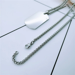 Collier avec plaque d'identité en acier inoxydable argenté pour homme sur carte