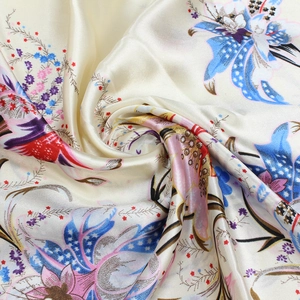 Detailweergave van de satijnen sjaal met narcissenprint en luxe zijdeglans effect