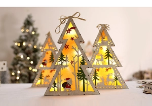 Détail macro d'ornements de sapin en bois avec éclairage LED chaud et motifs découpés au laser