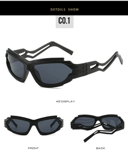 Lunettes de soleil Y2K cyberpunk avec monture noire ajourée et verres gris foncé détail