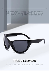 Gros plan sur les lunettes de soleil de sport noires futuristes Y2K avec fini brillant