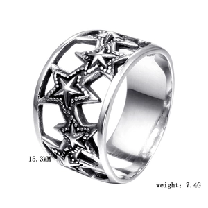 Détail de la bague hexagramme montrant la largeur de 15,3 mm et l'acier poli vintage