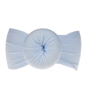 Dettaglio di una fascia per neonati in nylon azzurro con nodo a ciambella morbido