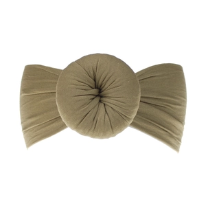 Dettaglio della fascia per neonati in nylon verde oliva con decorazione a nodo sferico