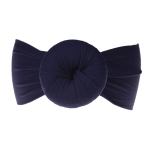 Dettaglio della fascia per neonati in nylon viola elastico con nodo a ciambella