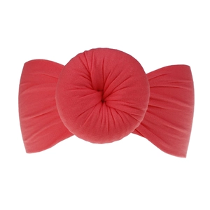 Dettaglio del nodo rosa stile ciambella su fascia per neonati in nylon morbido