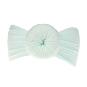 Dettaglio della fascia per neonati in nylon verde menta con nodo pieghettato e ali
