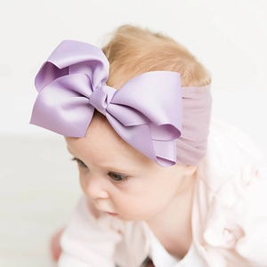 Weiches elastisches Nylon-Stirnband für Babys mit einer großen lavendelfarbenen Schleife