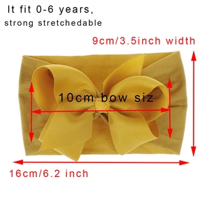 Detail eines elastischen gelben Nylon-Babystirnbands mit einer 10 cm großen Rippschleife