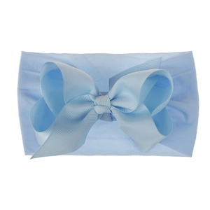 Detailansicht hellblaues Baby-Stirnband aus Nylon mit großer gerippter Schleife