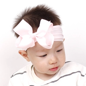 Nahaufnahme eines weichen rosa Schleifen stirnbands für Babys mit elastischem Nylonband
