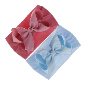 Detailansicht von weichen elastischen Nylon-Babystirnbändern mit großen Schleifen