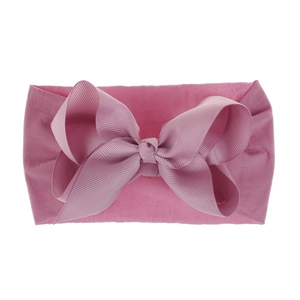 Nahaufnahme eines rosa elastischen Nylon-Baby-Stirnbands mit großer dekorativer Schleife