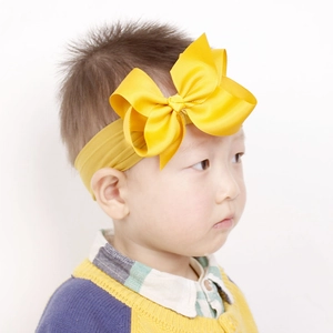 Details der großen gerippten gelben Schleife und des weichen Nylon-Baby-Stirnbandes