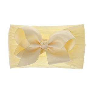Detailaufnahme des weichen Nylon-Babystirnbands mit großer Rippschleife in Creme