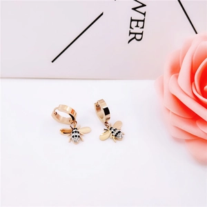Boucles d'oreilles créoles abeille or rose pour femme avec fond de rose rose