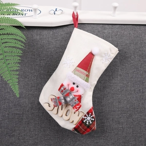 Chaussette de Noël en jute beige avec poupée bonhomme de neige et motif écossais