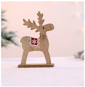 Detail der Weihnachts-Rentierdeko aus Holz mit roten Schneeflocken und Metallglocke