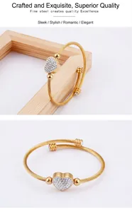 Dettaglio macro del bracciale a corda in acciaio dorato con cuore di cristalli