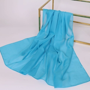 Elegante sciarpa in chiffon blu drappeggiata su una cornice di metallo dorato