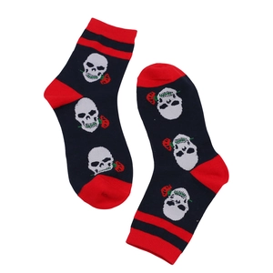 Détail de chaussettes noires en coton avec crânes, roses rouges et bords rayés