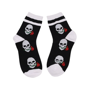 Détails du motif tête de mort et rose sur chaussettes mi-hautes noires à rayures