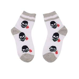 Détail de chaussettes en coton blanc avec motifs gothiques de crâne et rose rouge
