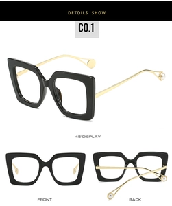Detailansicht der quadratischen schwarzen Brille mit goldenen Bügeln und Perlen-Details