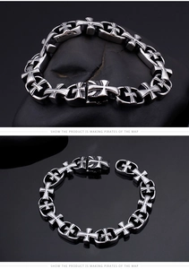 Détail d'un bracelet gothique à maillons en croix sur fond de pierre noire texturée