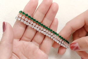 Gros plan de bracelets tennis en cristal empilés en or, argent et or rose