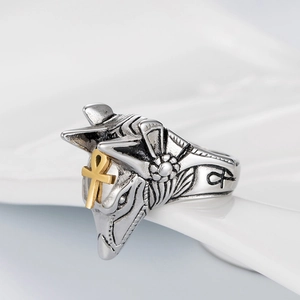 Vue macro d'une bague tête de loup Anubis avec symbole Ankh doré sur le dessus