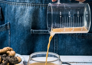 Gros plan d'un verre doseur résistant à la chaleur avec poignée et échelle de 350 ml