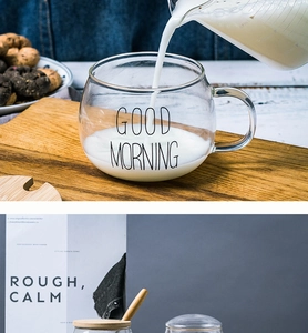 Détail du lait versé dans une tasse Good Morning en verre résistant à la chaleur