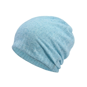 Detalle de la textura de punto transpirable azul claro y rayas del gorro tipo slouchy