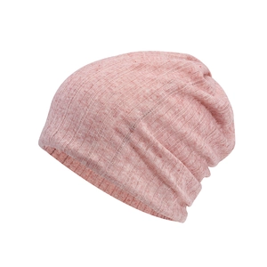 Primer plano de la textura de punto acanalado de un gorro ligero de verano rosa