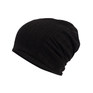 Primer plano del gorro de punto negro transpirable que muestra textura fina y pliegues