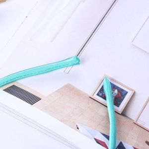 Détail du nœud de bandeau vert clair à motif écailles avec couture de précision