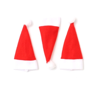 Drei rote Mini-Weihnachtsmützen aus Filz für Weinflaschen und Besteckdekoration