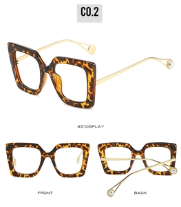Details von quadratischer Schildpatt-Brille mit goldfarbenen Bügeln und Perlendekor