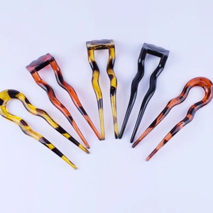 U-shaped hair pins set with leopard resin finish and wavy design in various colors