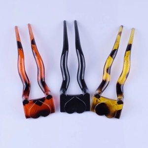 U-shaped hair pins in tortoiseshell and black resin with minimalist heart design