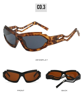 Détails des branches géométriques ajourées sur ces lunettes de soleil punk de style Y2K