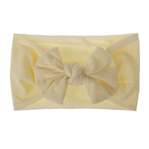 Vista dettagliata della fascia per neonati in morbido nylon color crema con fiocco